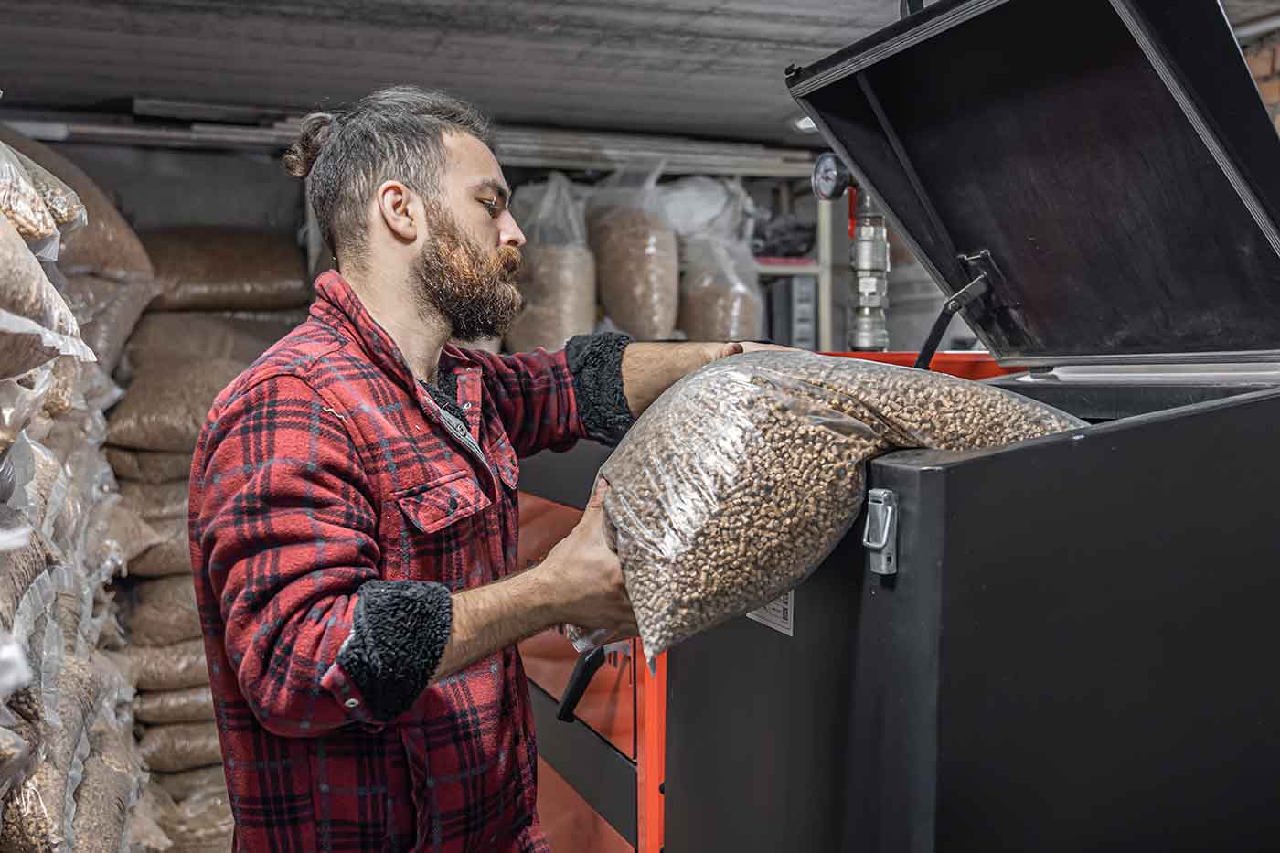 hombre-carga-pellets-caldera-combustible-solido-trabajando-biocombustibles-calefaccion-economica