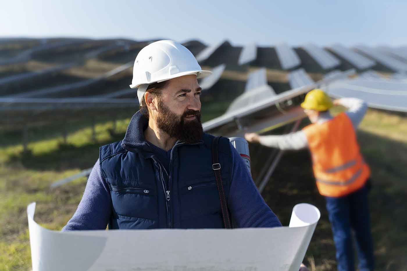 persona-cerca-planta-energia-alternativa